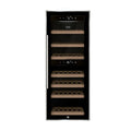 Der Weinkühlschrank 2 Zonen CASO WineComfort 38 Schwarz besticht durch ein elegantes schwarzes Design mit einer modernen Glastür und einem vertikalen Griff auf der linken Seite. Im Inneren verfügt er über mehrere Holzregale zur Flaschenlagerung und oben befindet sich ein digitales Bedienfeld mit Temperatureinstellungen.