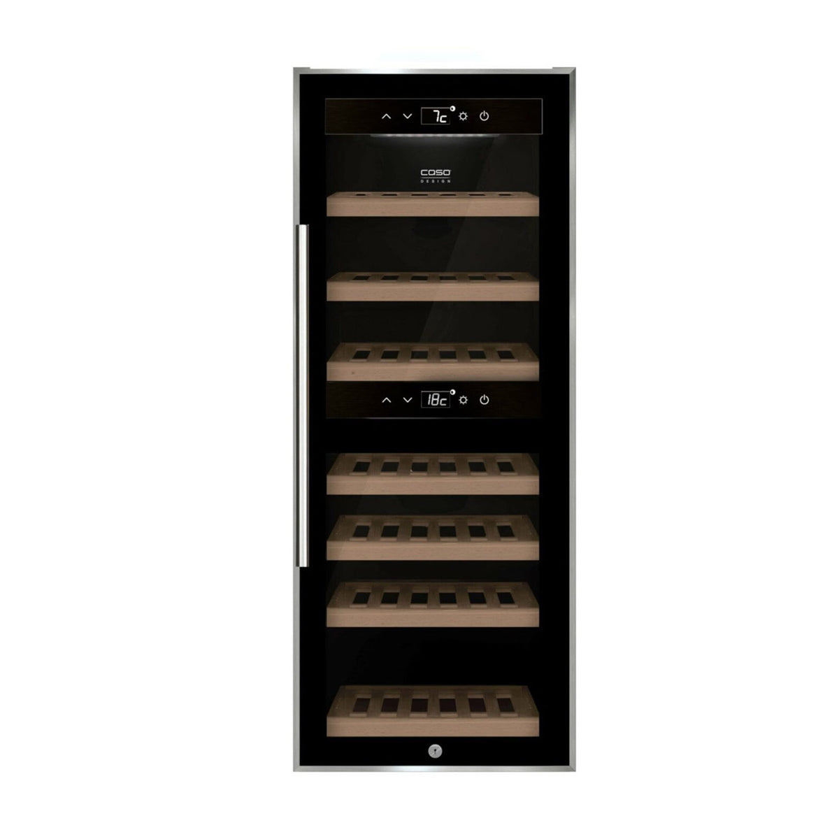 Der Weinkühlschrank 2 Zonen CASO WineComfort 38 Schwarz besticht durch ein elegantes schwarzes Design mit einer modernen Glastür und einem vertikalen Griff auf der linken Seite. Im Inneren verfügt er über mehrere Holzregale zur Flaschenlagerung und oben befindet sich ein digitales Bedienfeld mit Temperatureinstellungen.