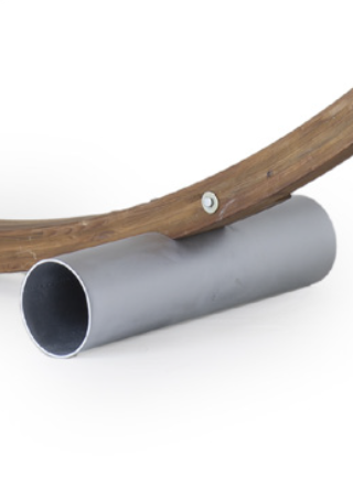 Nahaufnahme des unteren Teils einer Struktur mit einem gebogenen Holzbalken, der an einer zylindrischen Stütze aus verzinktem Stahl befestigt ist. Die Metallstütze ist parallel zum Boden und der Holzbalken, der wahrscheinlich zur Befestigung der Hängematte mit Unterteil aus verzinktem Stahl dient, ist mit einer Schraube und Unterlegscheibe befestigt.