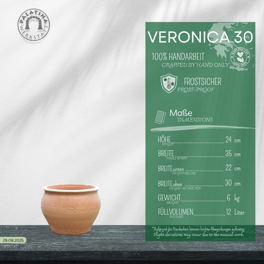 Ein handgefertigter Pfanzentopf, Keramiktopf "Veronica", D=30cm, steht auf einer dunklen Fläche. Daneben liegt eine grüne deutsche Karte, auf der die Maße, die frostsichere Qualität und das Logo der Palatina Werkstatt angegeben sind.