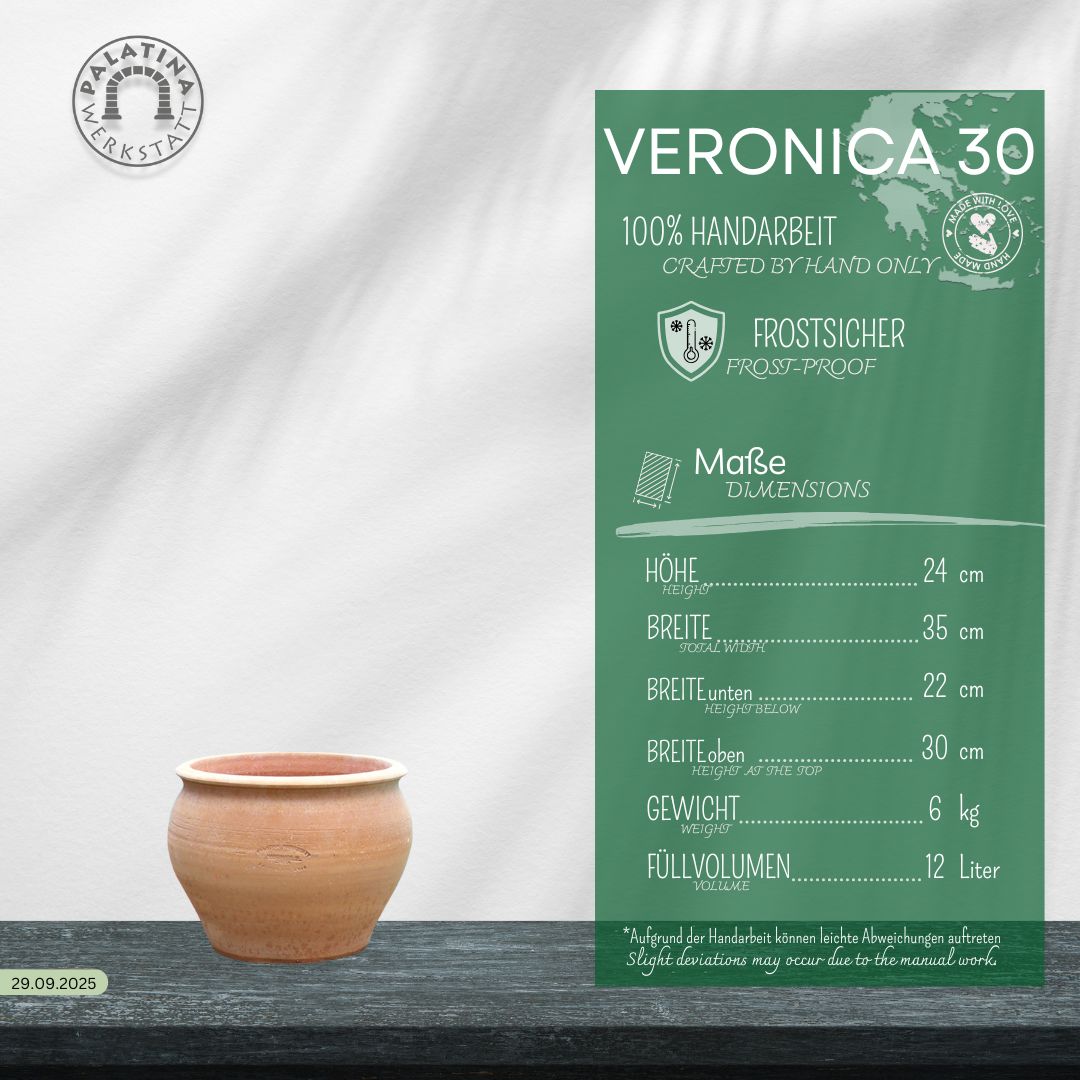 Ein handgefertigter Pfanzentopf, Keramiktopf "Veronica", D=30cm, steht auf einer dunklen Fläche. Daneben liegt eine grüne deutsche Karte, auf der die Maße, die frostsichere Qualität und das Logo der Palatina Werkstatt angegeben sind.