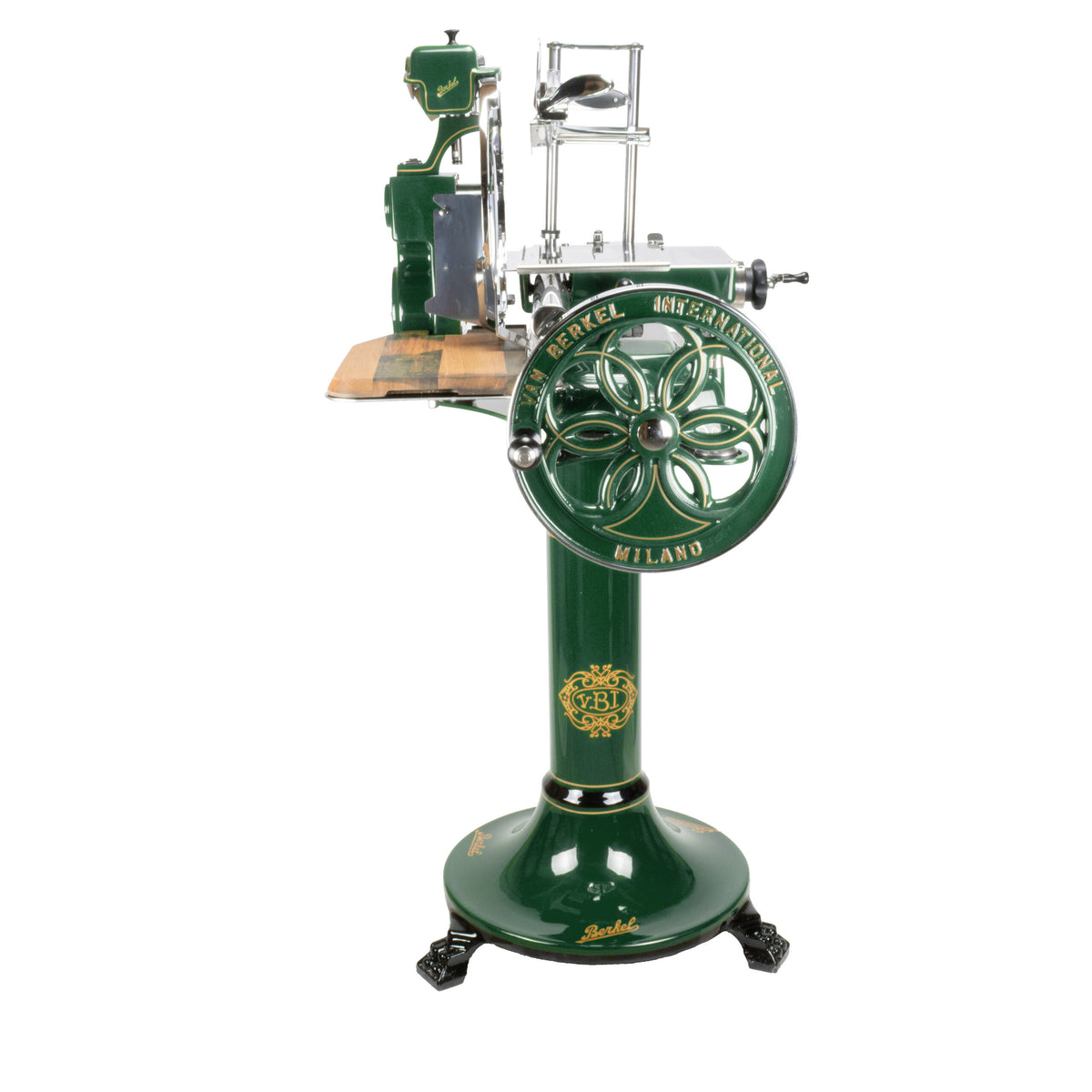 Der Berkel Volano B114 in Sonderlackierung British Racing Green ist ein mechanischer Allesschneider im Vintage-Stil, der mit aufwendigen Verzierungen verziert ist, darunter ein Rad mit Blumenmuster. Er trägt die Etiketten „Berkel Volano B114“ und „Milano“ und verfügt über eine Holzplattform für Lebensmittel sowie eine Schneidemessereinheit an der Oberseite.