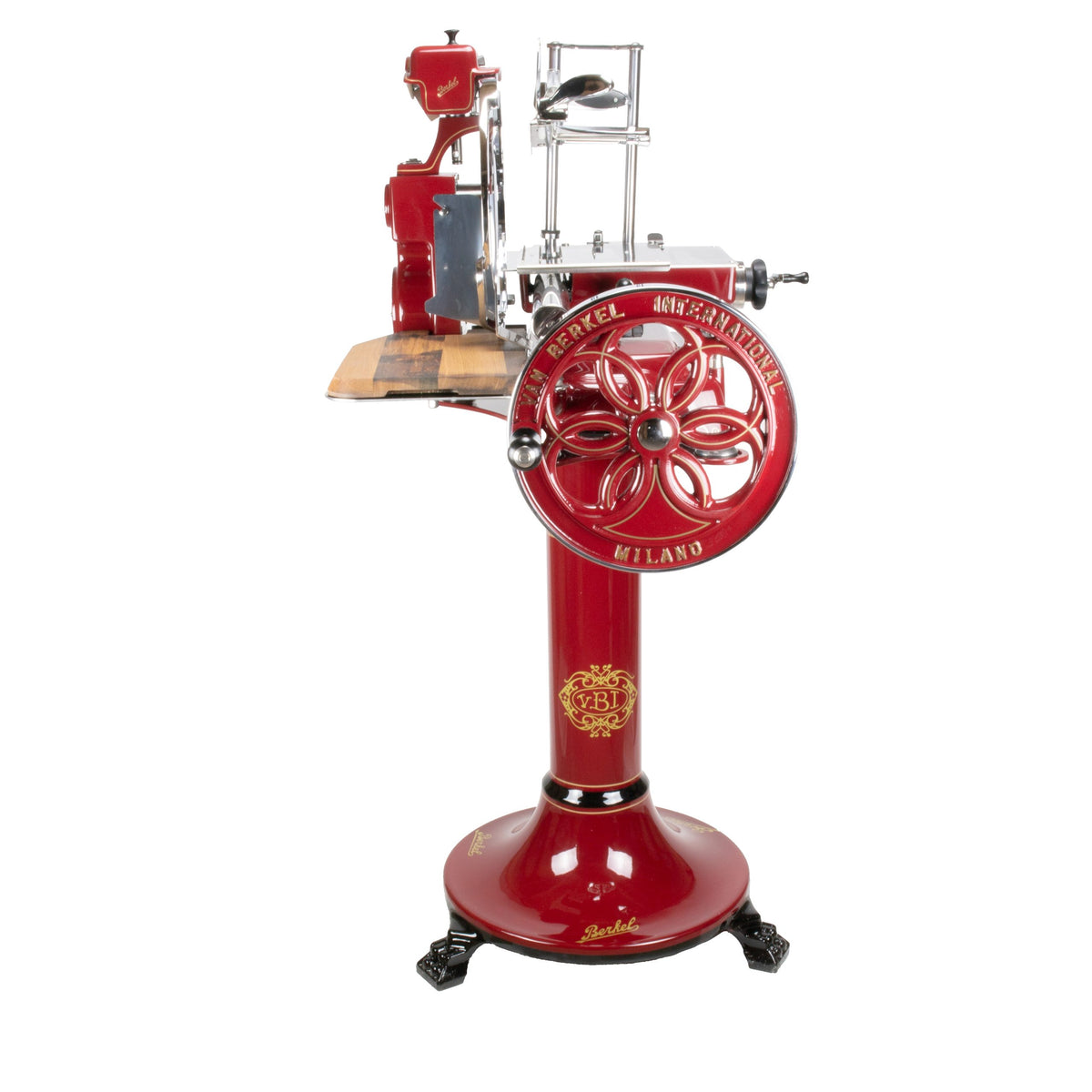 A Berkel Volano B114 Rot manuelle Schwungradmaschine incl. Standfuß und Fassholzbrett, in Vintage-Rot mit silbernen Details und floral gestaltetem Schwungrad, steht auf einem "Berkel"-Sockel.