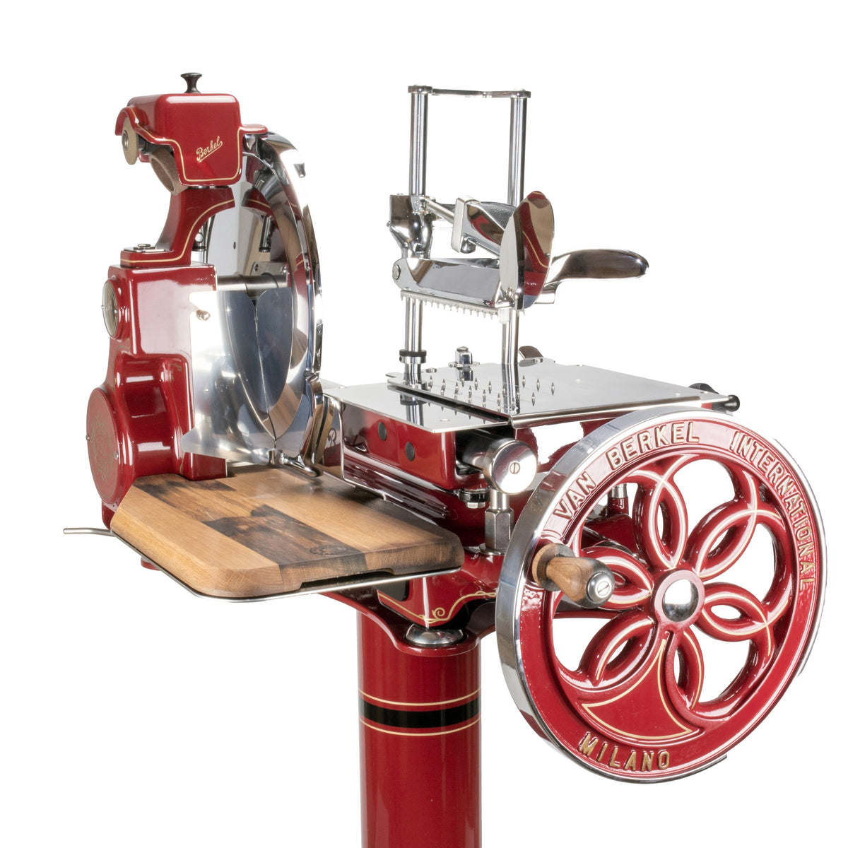 Eine alte Berkel Volano B114 Rot manuelle Schwungradmaschine inkl.. Standfuß + Fassholzbrett, mit Handkurbel, Metallklinge, Holztablett und passendem roten Ständer mit dekorativen Details.