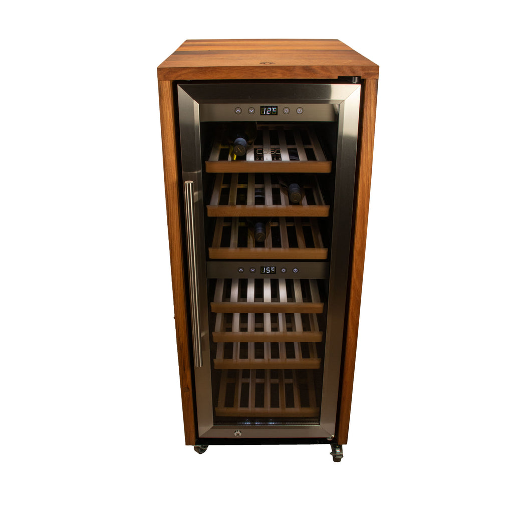Eine Vorderansicht des Weinkühlschranks 2 Zonen CASO WineComfort 38 Unicat aus Holz von alten Weinfässern (Eiche) mit Glastür. Im Inneren bieten fünf Holzregale Platz für mehrere Weinflaschen. Oben und in der Mitte des Kühlschranks sind digitale Temperaturanzeigen für zwei Zonen sichtbar. Das Gerät steht auf Rollen für Mobilität.