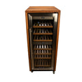 Eine Vorderansicht des Weinkühlschranks 2 Zonen CASO WineComfort 38 Unicat aus Holz von alten Weinfässern (Eiche) mit Glastür. Im Inneren bieten fünf Holzregale Platz für mehrere Weinflaschen. Oben und in der Mitte des Kühlschranks sind digitale Temperaturanzeigen für zwei Zonen sichtbar. Das Gerät steht auf Rollen für Mobilität.