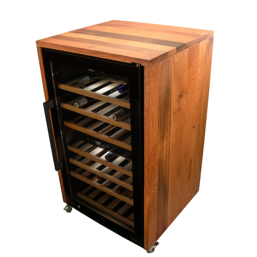 Der 2-Zonen-Weinkühler CASO WineExclusive 66 Smart in Schwarz mit Holzgehäuse verfügt über eine Glastür, die Holzregale im Inneren freigibt. Der Kühler ist für Mobilität mit kleinen Rädern ausgestattet und bietet Platz für mehrere Weinflaschen auf seinen Regalen. Das Äußere besticht durch ein natürliches Holzfinish mit vertikalen Maserungen. Dieser Kühler ist ideal für Weinliebhaber und für zusätzlichen Komfort APP-steuerbar.
