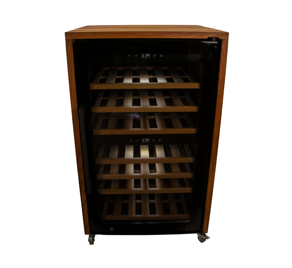 Der 2-Zonen-Weinkühlschrank CASO WineExclusive 66 Smart, schwarz mit Fassholz-Umhausung ist ein anspruchsvoller Weinkühler aus Holz mit vier stabilen Holzregalen zum Lagern und Kühlen Ihrer Weinflaschen. Seine Glasfronttür ermöglicht einen klaren Blick auf die Innenregale. Mit seinem schlanken, modernen und funktionalen Design, das über eine App gesteuert werden kann, eignet sich dieser Weinkühler perfekt für den Einsatz zu Hause und im Restaurant.