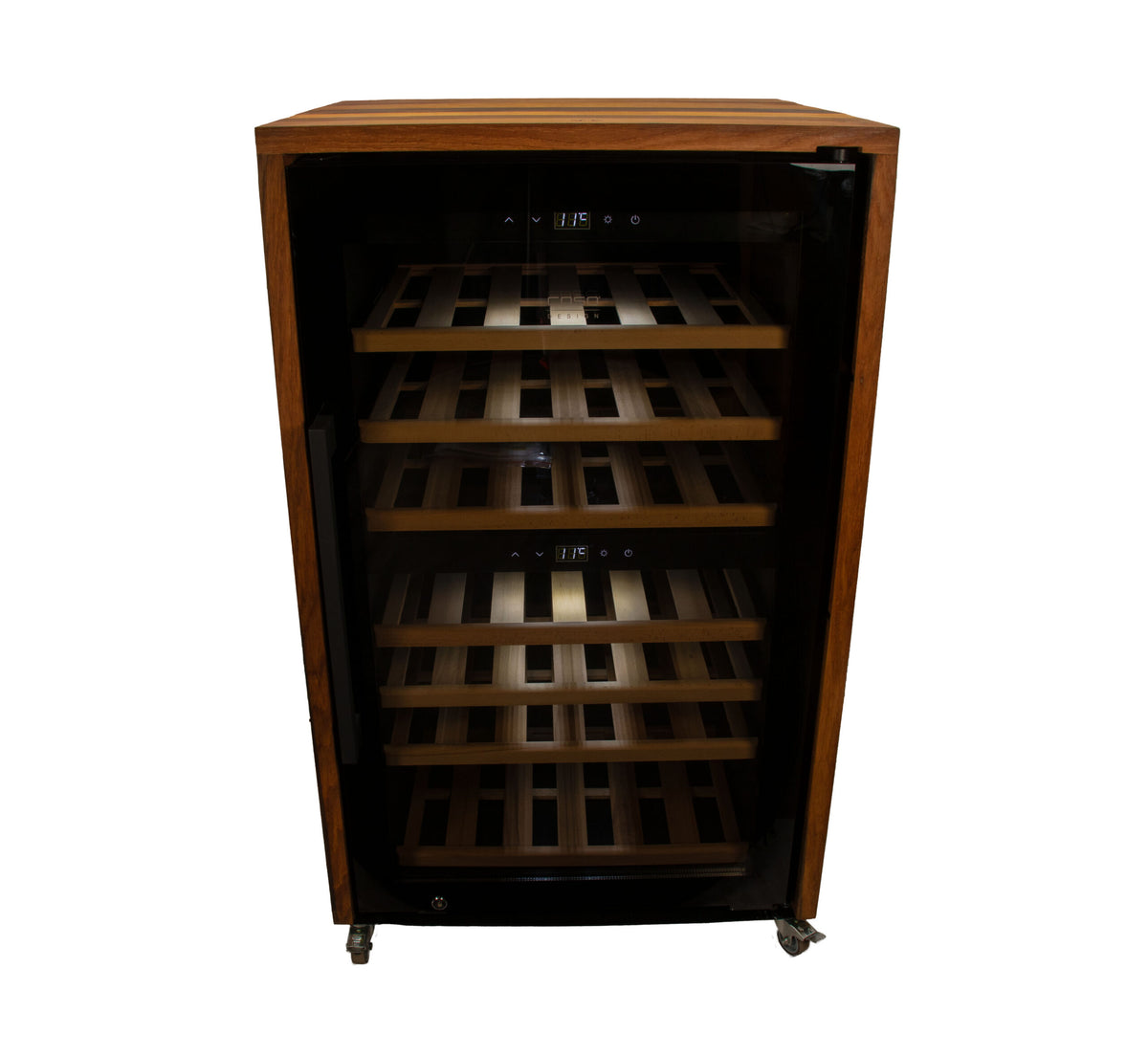 Der 2-Zonen-Weinkühlschrank CASO WineExclusive 66 Smart, schwarz mit Fassholz-Umhausung ist ein anspruchsvoller Weinkühler aus Holz mit vier stabilen Holzregalen zum Lagern und Kühlen Ihrer Weinflaschen. Seine Glasfronttür ermöglicht einen klaren Blick auf die Innenregale. Mit seinem schlanken, modernen und funktionalen Design, das über eine App gesteuert werden kann, eignet sich dieser Weinkühler perfekt für den Einsatz zu Hause und im Restaurant.