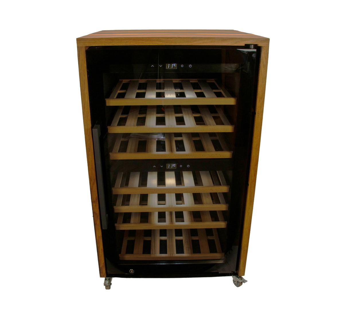 Der Weinkühlschrank 2 Zonen CASO WineComfort 66 in schwarz mit Fassholz-Umhausung ist ein eleganter schwarzer Weinkühlschrank aus Holz mit Glastür und mehreren Holzregalen im Inneren zur Lagerung von Weinflaschen. Dieser Zweizonen-Kühlschrank verfügt über Bedienknöpfe im oberen Bereich und bietet eine elegante Präsentation des gelagerten Weins.