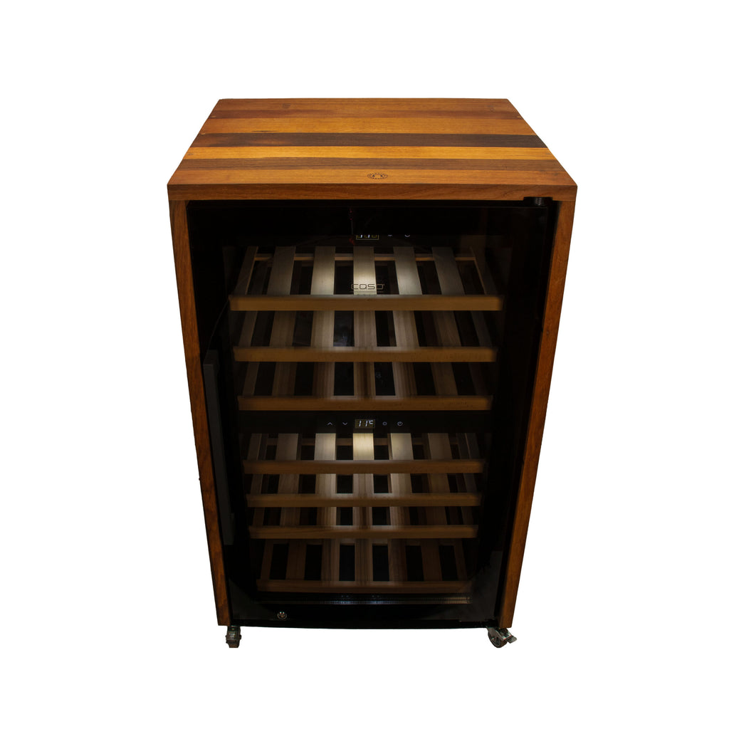 Der 2-Zonen-Weinkühlschrank CASO WineExclusive 66 Smart in schwarz mit Fassholz-Umhausung verfügt über ein elegantes schwarzes Design, ergänzt durch ein Holzgehäuse und eine Glastür, perfekt für die Lagerung von Weinflaschen. Er verfügt über horizontale Holzlatten an der Oberseite und sichtbare Weinregale im Inneren. Er ist bequem auf kleinen Rädern tragbar und per App steuerbar, sodass Sie die Lagerbedingungen Ihres Weins ganz einfach kontrollieren können.
