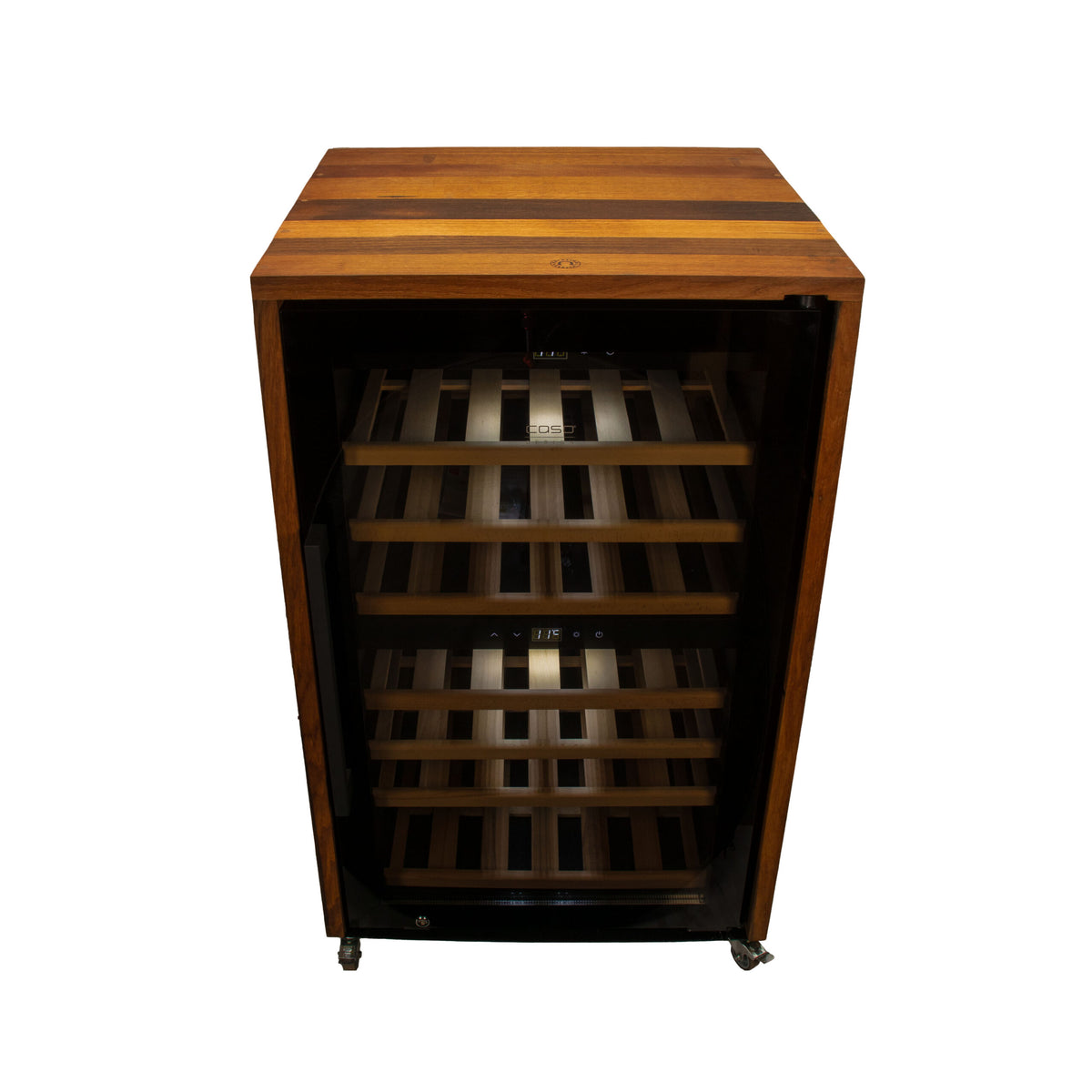 Der 2-Zonen-Weinkühlschrank CASO WineExclusive 66 Smart in schwarz mit Fassholz-Umhausung verfügt über ein elegantes schwarzes Design, ergänzt durch ein Holzgehäuse und eine Glastür, perfekt für die Lagerung von Weinflaschen. Er verfügt über horizontale Holzlatten an der Oberseite und sichtbare Weinregale im Inneren. Er ist bequem auf kleinen Rädern tragbar und per App steuerbar, sodass Sie die Lagerbedingungen Ihres Weins ganz einfach kontrollieren können.
