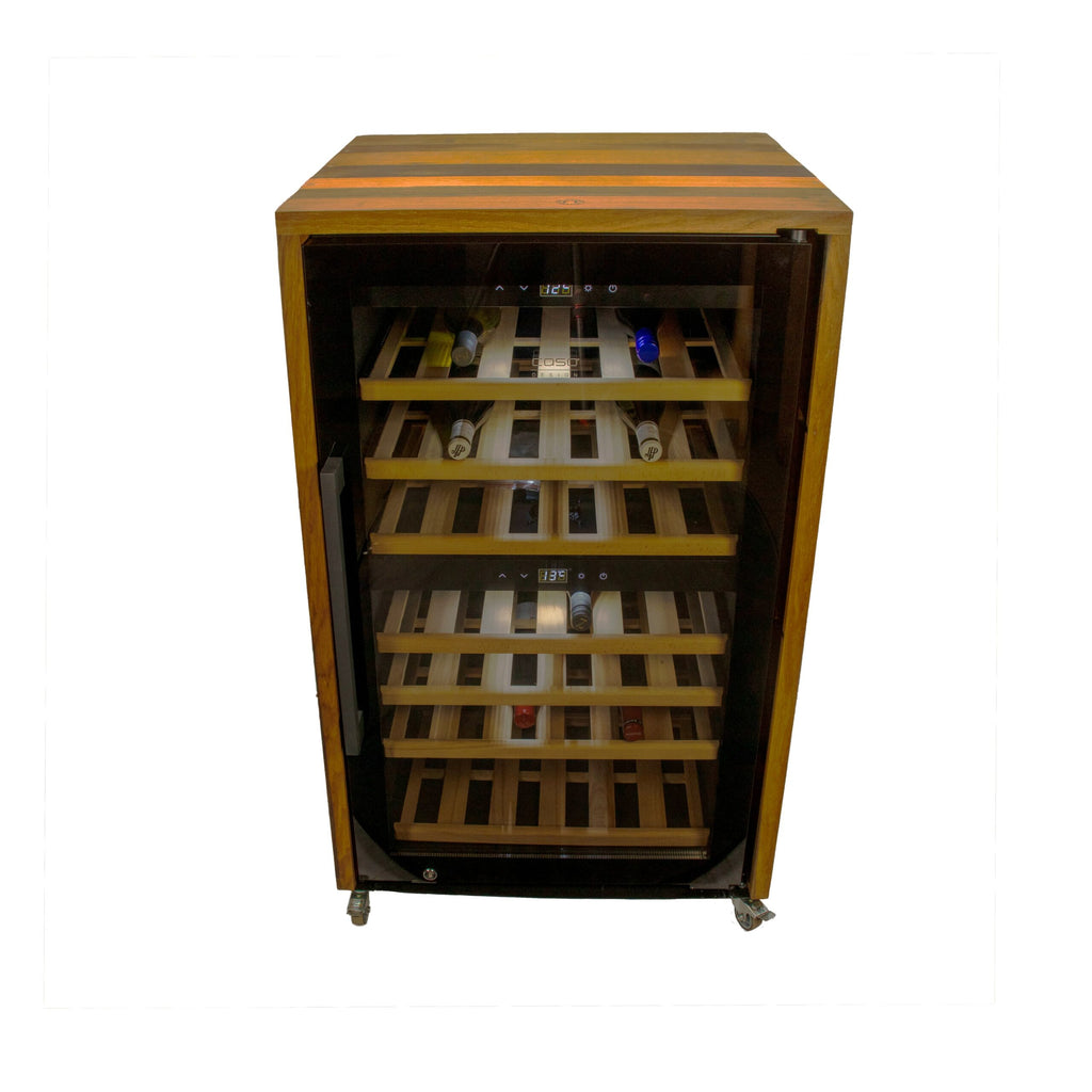 Abgebildet ist ein CASO WineComfort 66 Weinkühler mit schwarzer Lackierung und Fassholzgehäuse. Er hat eine Glasfronttür, die im Inneren mehrere Holzregale freigibt, in denen jeweils mehrere Flaschen Wein Platz finden. Der freistehende Kühler weist eine warme Holzlackierung mit sichtbaren Maserungen auf, was ihm zusätzliche Eleganz verleiht.