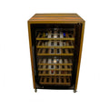 Abgebildet ist ein CASO WineComfort 66 Weinkühler mit schwarzer Lackierung und Fassholzgehäuse. Er hat eine Glasfronttür, die im Inneren mehrere Holzregale freigibt, in denen jeweils mehrere Flaschen Wein Platz finden. Der freistehende Kühler weist eine warme Holzlackierung mit sichtbaren Maserungen auf, was ihm zusätzliche Eleganz verleiht.