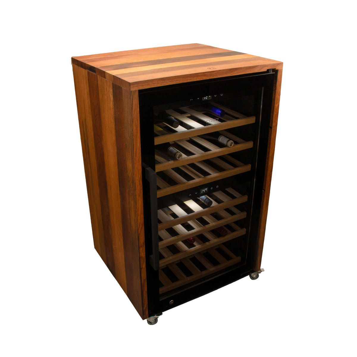 Der CASO WineExclusive 66 Smart 2-Zonen Weinkühlschrank ist ein eleganter schwarzer Weinkühlschrank mit Fassholzgehäuse und Glastür, der über mehrere Holzregale zur Lagerung von Weinflaschen verfügt. Das elegante Design ruht auf vier kleinen Rädern und kombiniert helle und dunkle Holztöne. Für eine verbesserte Benutzerfreundlichkeit ist er bequem per APP steuerbar.