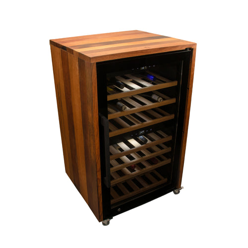 Der CASO WineExclusive 66 Smart 2-Zonen Weinkühlschrank ist ein eleganter schwarzer Weinkühlschrank mit Fassholzgehäuse und Glastür, der über mehrere Holzregale zur Lagerung von Weinflaschen verfügt. Das elegante Design ruht auf vier kleinen Rädern und kombiniert helle und dunkle Holztöne. Für eine verbesserte Benutzerfreundlichkeit ist er bequem per APP steuerbar.
