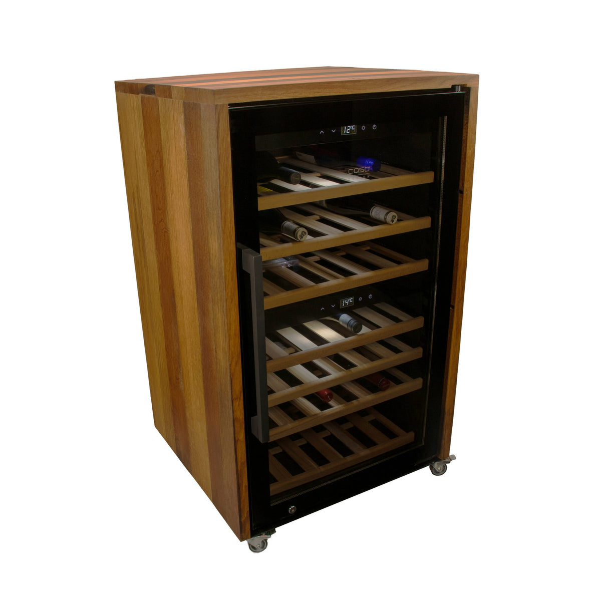 Der Weinkühlschrank 2 Zonen CASO WineComfort 66 in Silber mit Fassholz-Umhausung verfügt über eine Glastür, schwarze Zierleisten und mehrere Holzregale zur Lagerung von Weinflaschen. Dieser Kühler ist mit dem CASO WineComfort 66-System und einem digitalen Bedienfeld an der Oberseite ausgestattet. Er ist auf vier kleinen Rädern montiert und lässt sich so leicht bewegen.