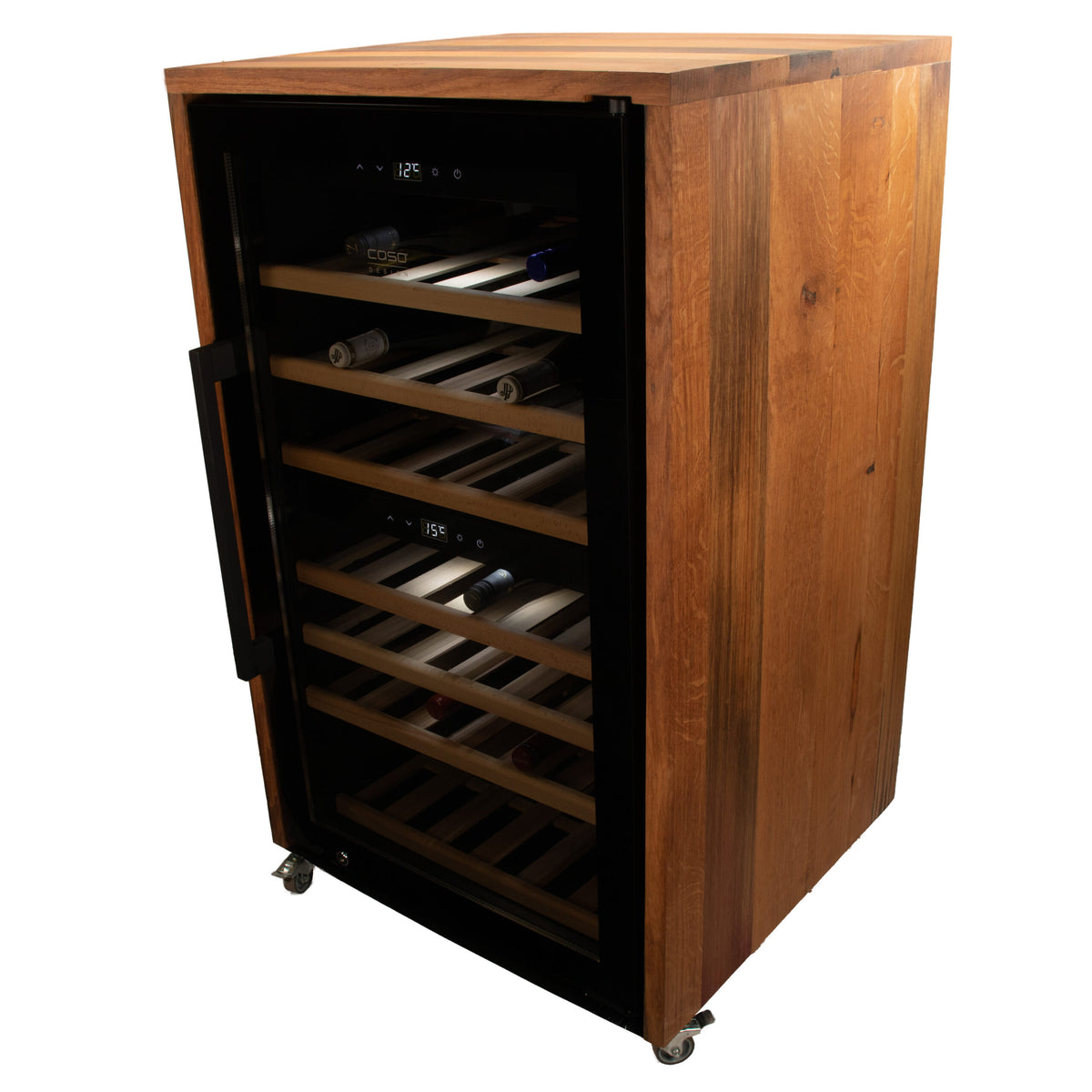 Der 2-Zonen-Weinkühlschrank CASO WineExclusive 66 Smart in Schwarz mit Fassholzumhausung verbindet modernes Design mit Funktionalität. Dieser elegante Weinkühlschrank verfügt über eine Glastür, die mehrere Flaschen auf ihren Holzregalen zur Schau stellt. Er verfügt über eine digitale Temperaturanzeige an der Oberseite und vier Lenkrollen für einfache Mobilität und ist per APP steuerbar.