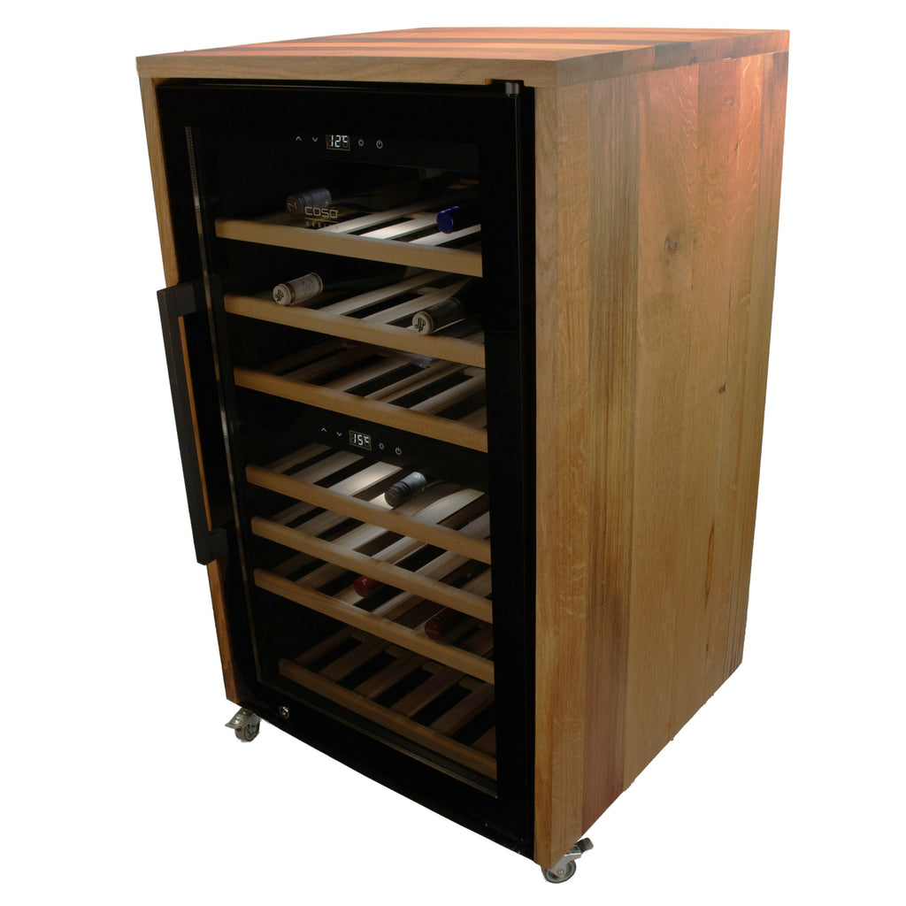 Der Weinkühlschrank 2 Zonen CASO WineComfort 66 in schwarz mit Fassholzumhausung ist ein stilvoller Weinkühlschrank mit Holzaußenseite und Glastür, der mehrere Flaschen Wein auf seinen horizontalen Regalen elegant präsentiert. Dieser schwarze Kühlschrank verfügt über digitale Temperaturanzeigen oben und unten und ist mit Rädern für Mobilität ausgestattet.