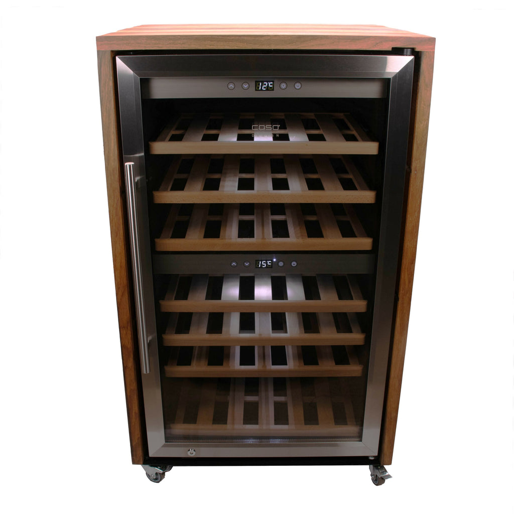 Der Weinkühlschrank 2 Zonen CASO WineComfort 66 in Silber mit Fassholz-Umhausung verfügt über ein elegantes Edelstahl- und Holzdesign mit einer Glasfronttür und Holzregalen. Die digitalen Temperaturanzeigen zeigen im oberen Bereich 12 °C und im unteren Bereich 15 °C an. Dieser stilvolle, silberne Kühlschrank verfügt außerdem über Räder für einfache Mobilität.