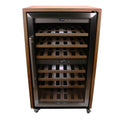 Der Weinkühlschrank 2 Zonen CASO WineComfort 66 in Silber mit Fassholz-Umhausung verfügt über ein elegantes Edelstahl- und Holzdesign mit einer Glasfronttür und Holzregalen. Die digitalen Temperaturanzeigen zeigen im oberen Bereich 12 °C und im unteren Bereich 15 °C an. Dieser stilvolle, silberne Kühlschrank verfügt außerdem über Räder für einfache Mobilität.