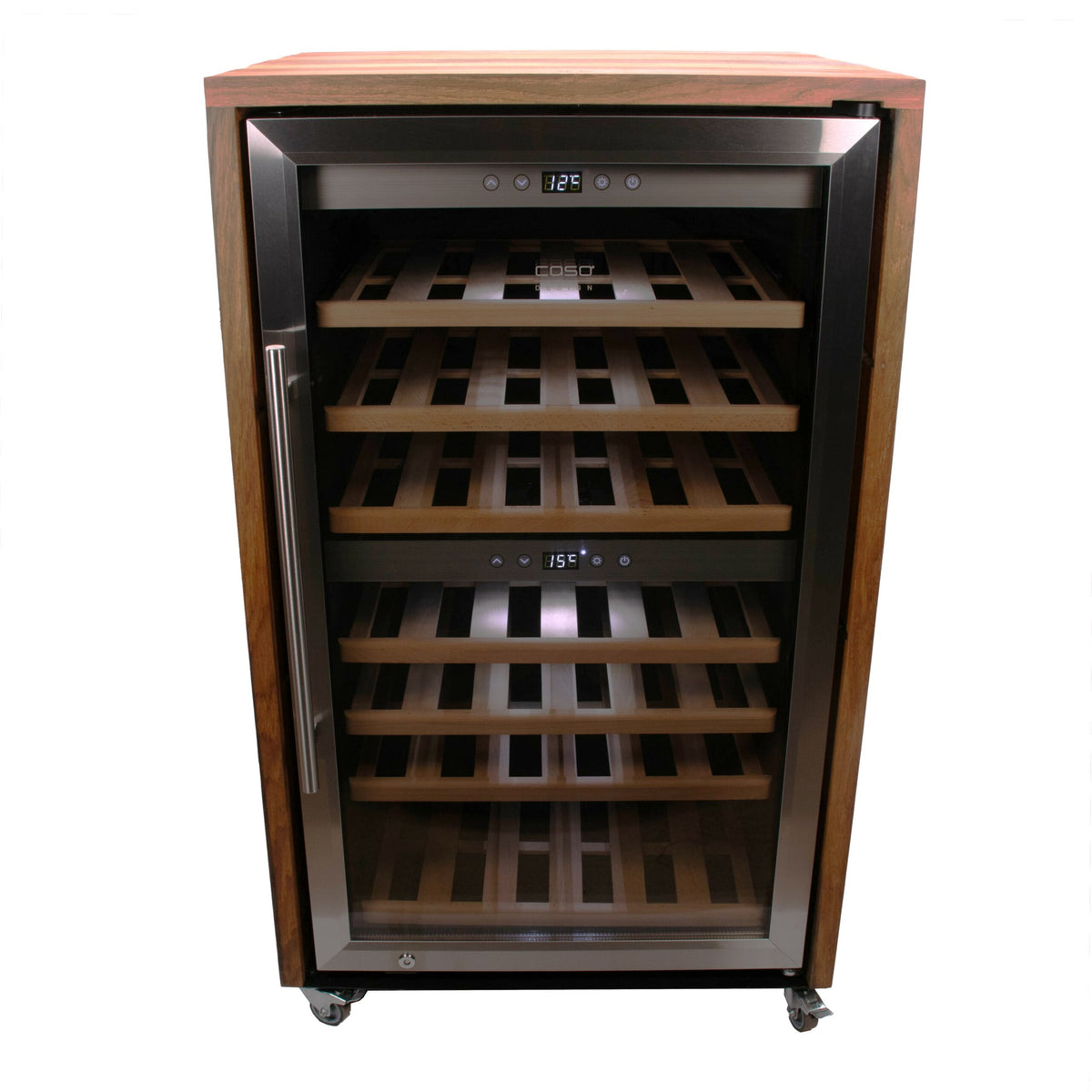 Der Weinkühlschrank 2 Zonen CASO WineComfort 66 in Silber mit Fassholz-Umhausung verfügt über ein elegantes Edelstahl- und Holzdesign mit einer Glasfronttür und Holzregalen. Die digitalen Temperaturanzeigen zeigen im oberen Bereich 12 °C und im unteren Bereich 15 °C an. Dieser stilvolle, silberne Kühlschrank verfügt außerdem über Räder für einfache Mobilität.