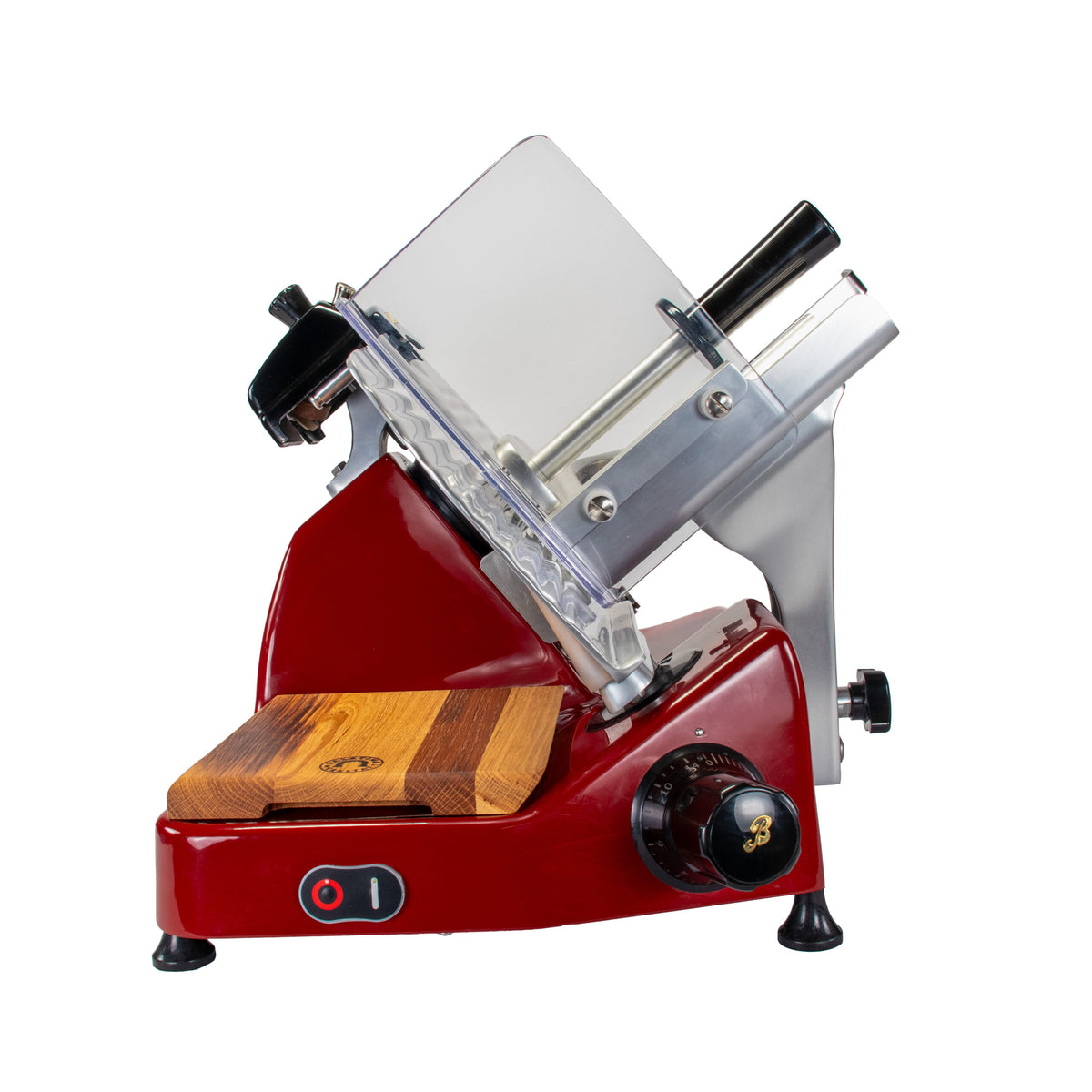 Eine Seitenansicht zeigt die Berkel Aufschnittmaschine Pro Line XS 25 Rot, den Profi Allesschneider für Ihre Küche + 100 % handgefertigtes Fassholzbrett Unikat, mit einem roten Sockel und einer einzigartigen handgefertigten Holzschneidefläche. Die Maschine verfügt über einen schwarzen Knopf und einen roten Einschaltknopf zur Bedienung, wobei die Metallklinge und der Schutz sowie der Griff zum Einstellen der Schnittstärke deutlich sichtbar sind.