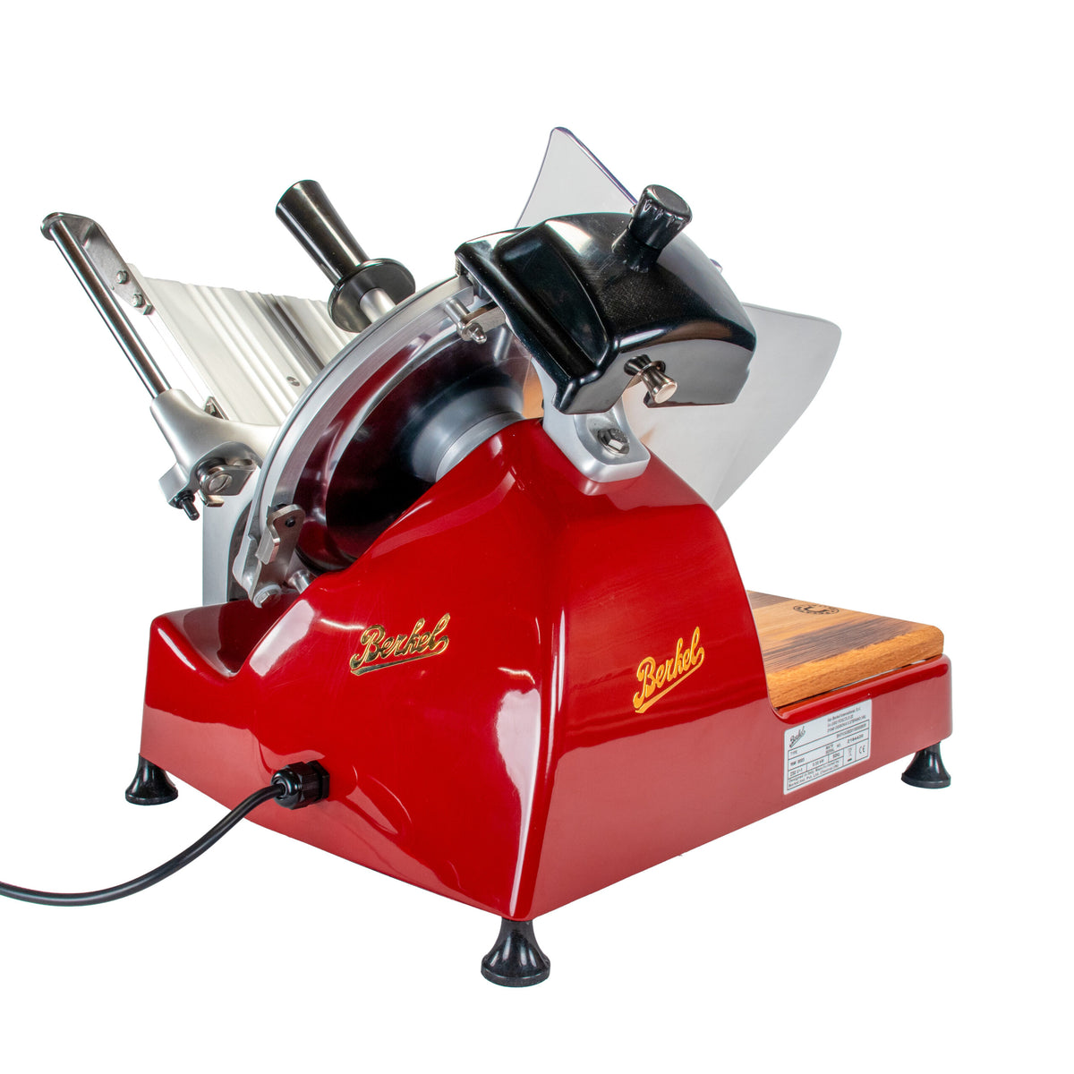 Die Berkel Aufschnittmaschine Pro Line XS 25 Rot ist ein professioneller roter elektrischer Allesschneider mit glänzender Metallklinge und -griff, eingebautem Schutzgitter und einem 100 % handgefertigten Fassholzbrett Unikat. Diese Maschine trägt an der Seite den goldenen Schriftzug „Berkel“, ist an ein Netzkabel angeschlossen und ist ein erstklassiger Küchen-Allesschneider.