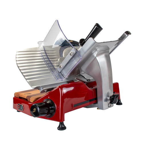 Eine Berkel Aufschnittmaschine Pro Line XS 25 Rot, Der Profi Allesschneider für Ihre Küche mit transparentem Schutzgitter, schwarzen Einstellknöpfen und einem 100 % handgefertigten Fassholzbrett-Unikat-Tablett. Die Maschine verfügt über eine Klinge aus rostfreiem Stahl und einen Griff zum Einstellen der Scheibendicke. Der Slicer ist auf einem weißen Hintergrund positioniert.
