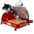 Eine Berkel Aufschnittmaschine Pro Line XS 25 Rot, der Profi Allesschneider für Ihre Küche, mit einer Klinge aus rostfreiem Stahl und einem 100 % handgefertigten Fassholzbrett Unikat darunter. Sie verfügt über einen schwarzen Griff, einen einstellbaren Dickenknopf und einen transparenten Sicherheitsschutz. Der Ein-/Ausschalter befindet sich bequem an der Vorderseite für einfachen Zugriff, was sie zur idealen Wahl für professionelles Schneiden macht.