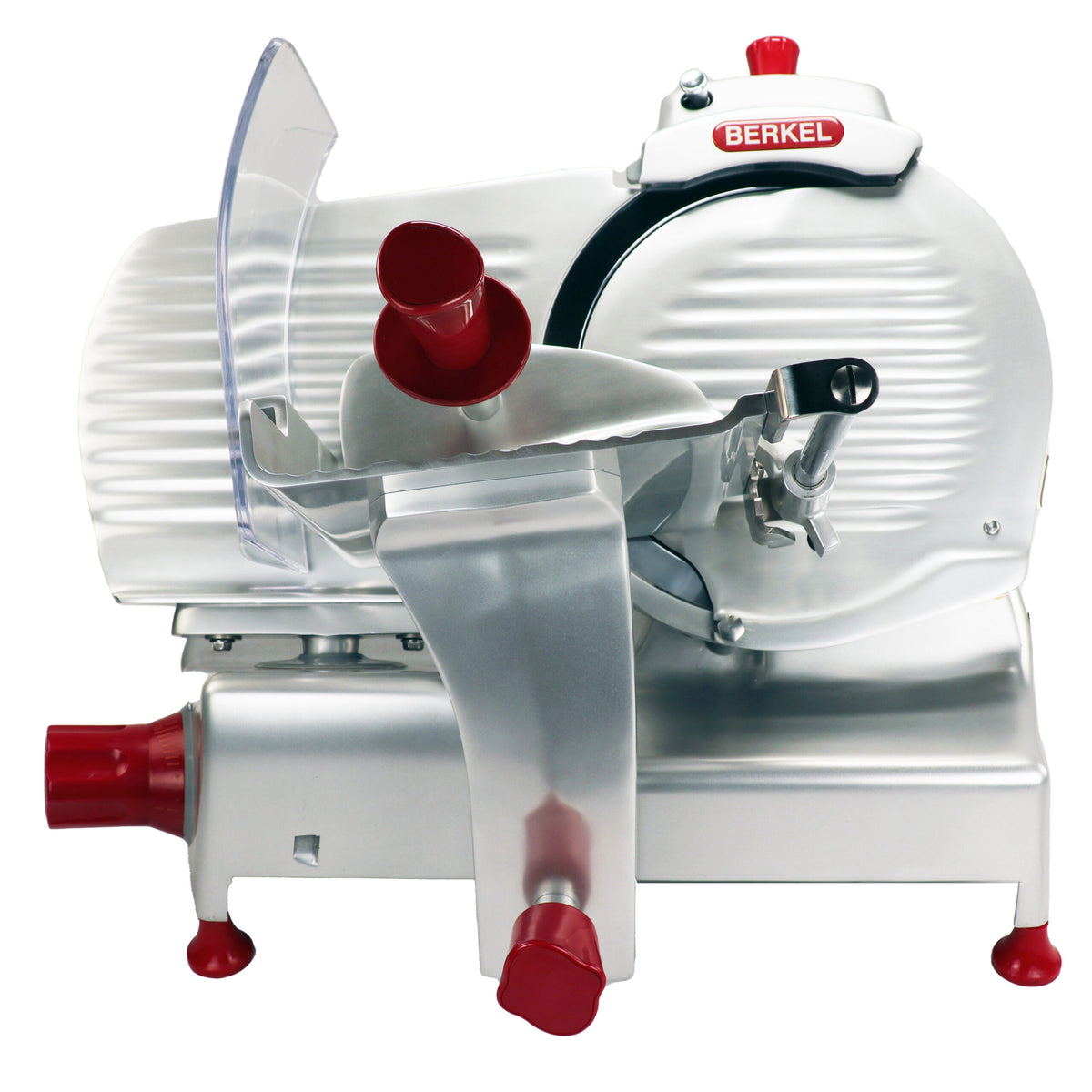 Ein Berkel Pro Line XS 25 Silber Fleischschneider mit roten Akzenten, mit einer runden Klinge, die von einem transparenten Schutzbügel abgedeckt wird. Die professionelle Aufschnittmaschine hat einen Griff und verstellbare Knöpfe sowie eine Metallschale zum Halten des Fleisches. Sie wird durch ein Fassholz-Einlegebrett ergänzt und steht vor einem weißen Hintergrund.