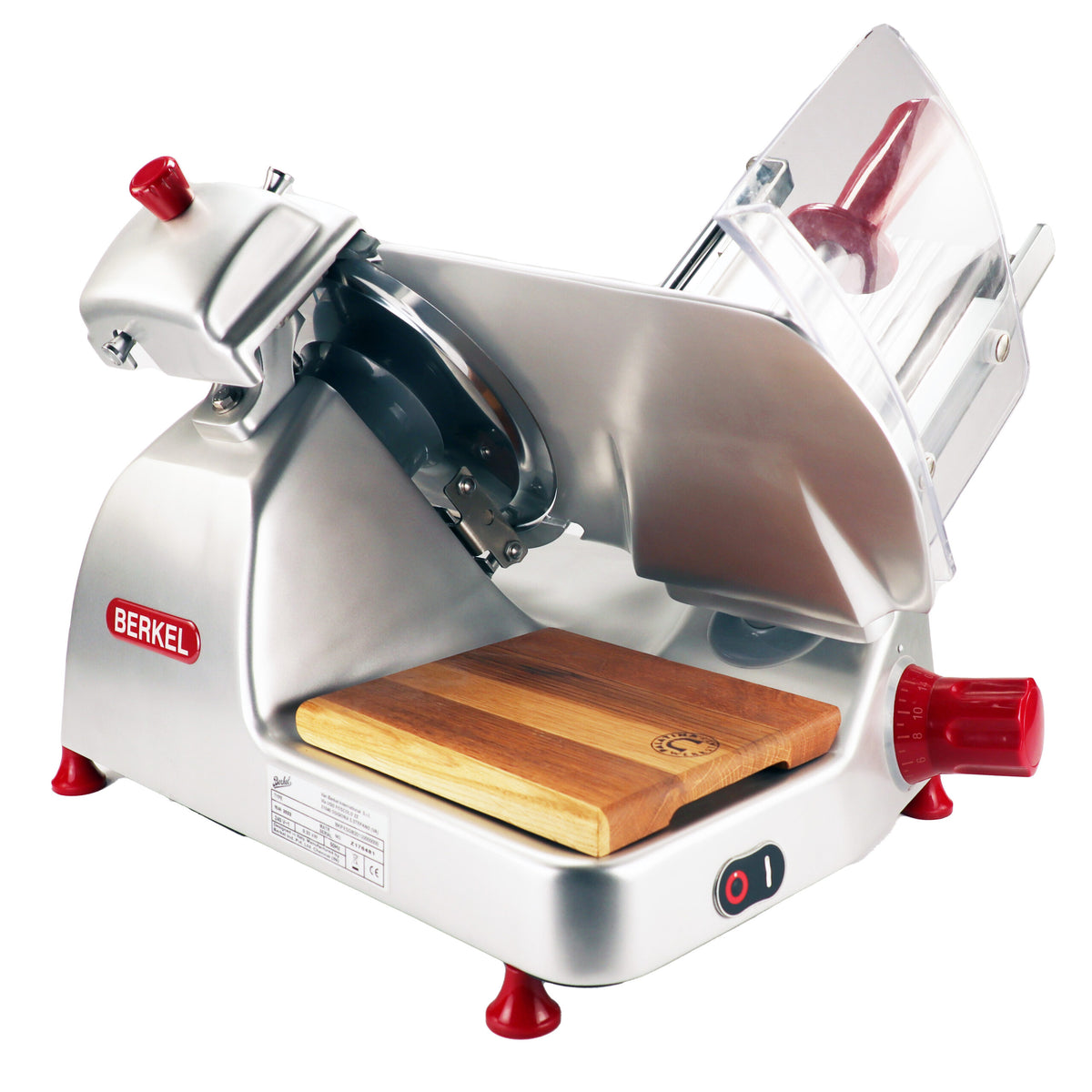 Ein Berkel Pro Line XS 25 Silber Aufschnittmaschine für Feinkost, komplett mit einem Fassholz-Einlegebrett, transparentem Schutzgitter und roten Einstell- und Kontrollknöpfen. Die Maschine ist mit dem „Berkel“-Logo versehen, dessen Logo prominent an der Seite angebracht ist. Der Netzschalter befindet sich bequem an der Vorderseite.