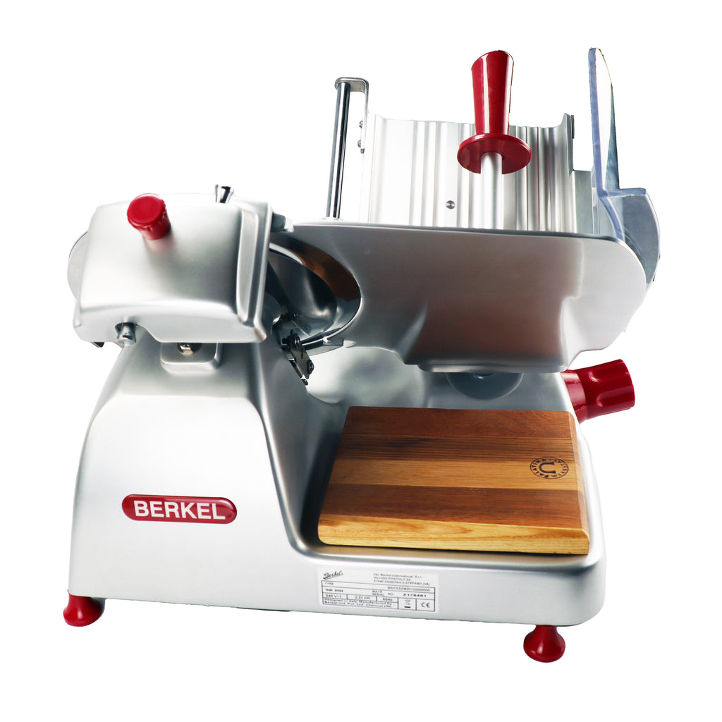 Eine Berkel Pro Line XS 25 Silber Aufschnittmaschine, ausgestattet mit einem Fassholz Einlegebrett-Aufsatz aus Holz. Diese professionelle Aufschnittmaschine verfügt über ein scharfes Rundmesser, einen Griff und einstellbare Schnittstärkeneinstellungen, wodurch sie sich ideal zum präzisen Schneiden von Wurst und Käse eignet.