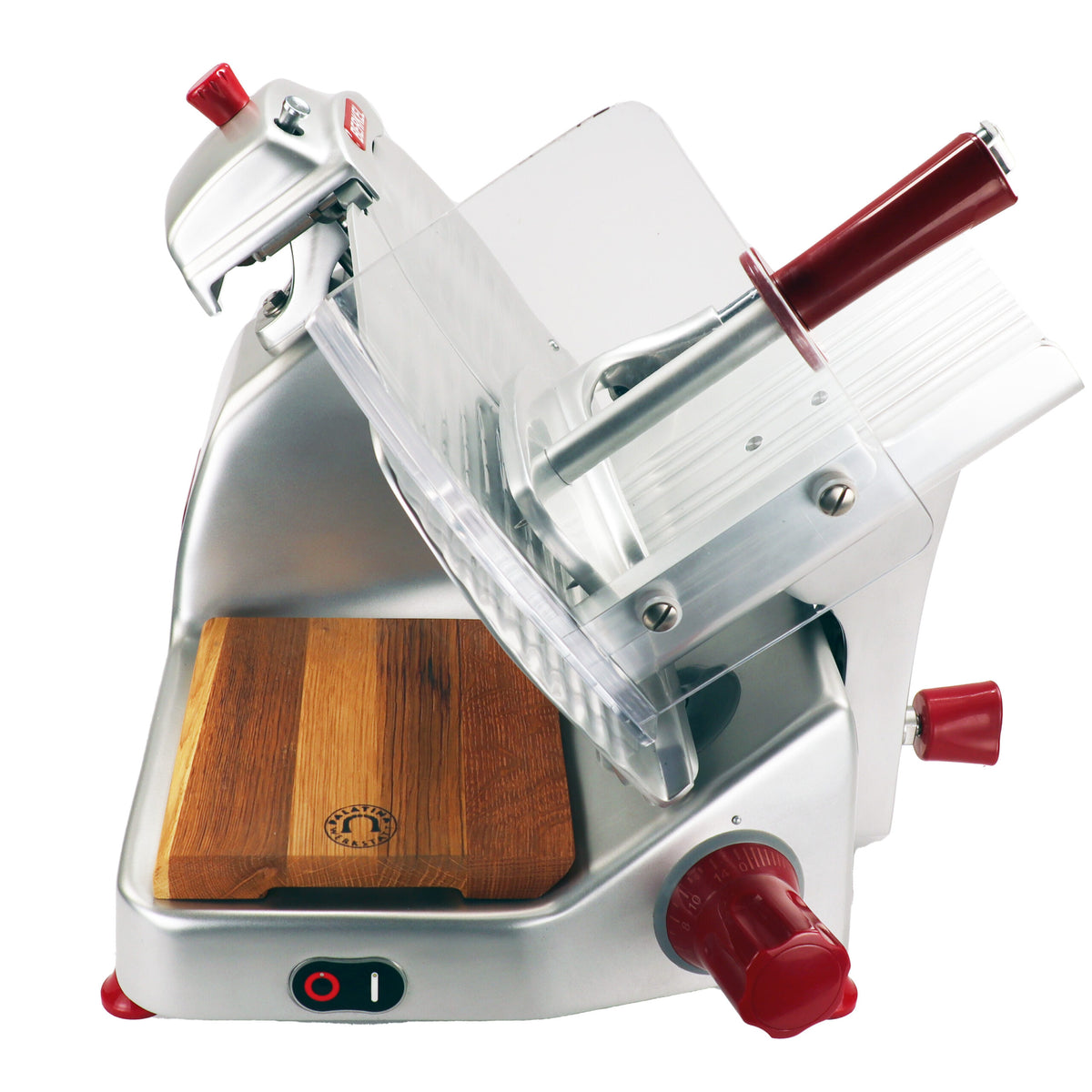 Die professionelle Aufschnittmaschine Berkel Pro Line XS 25 Silber + Fassholz-Einlegebrett hat rote Griffe, ein silbernes Gehäuse und ein Holzschneidebrett. Diese Aufschnittmaschine verfügt über einstellbare Einstellungen und einen Sicherheitsschutz, wodurch sie sich ideal zum Schneiden von Fleisch und anderen Lebensmitteln eignet.