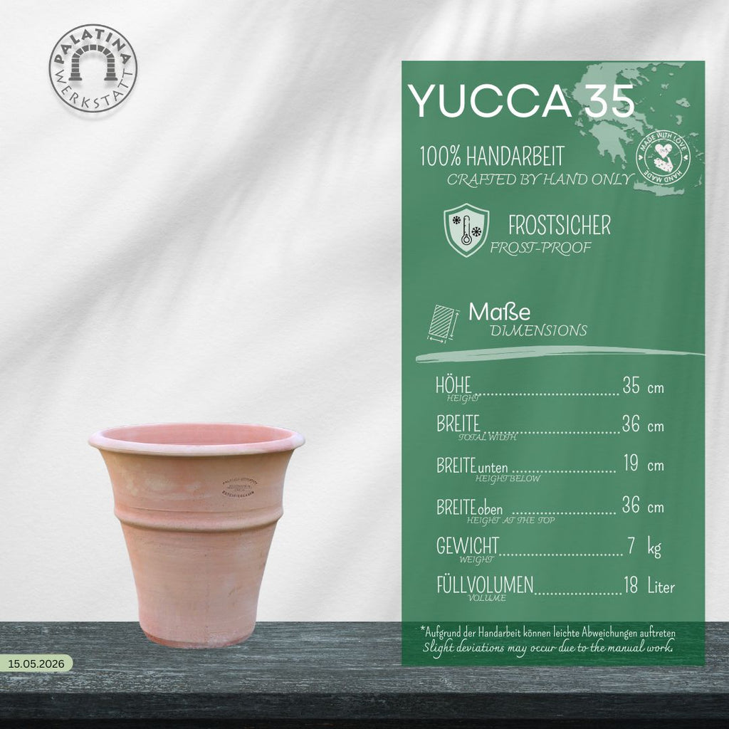 Ein winterhartes Terracotta Pflanzgefäß "Yucca", H=35 cm, steht auf Holz. In der Nähe befindet sich eine grüne deutsche Karte, auf der die Maße, das Volumen und die Eigenschaften des Pflanzgefäßes "YUCCA 35" angegeben sind.