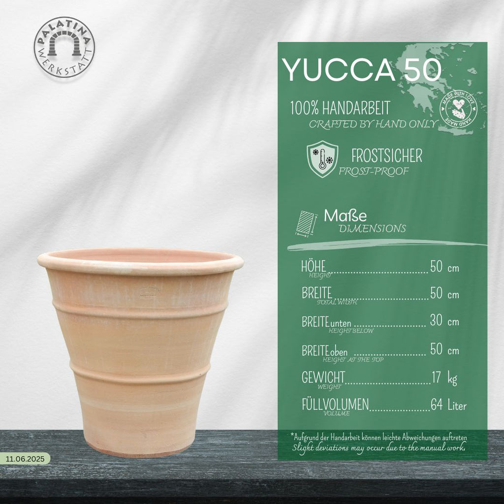 Das winterharte Terrakotta-Pflanzgefäß "Yucca", H=50 cm, Ø oben 50 cm, unten 30 cm, 64 l, steht neben einer grünen Info-Karte: handgefertigt, frostfest und ideal für Yucca.