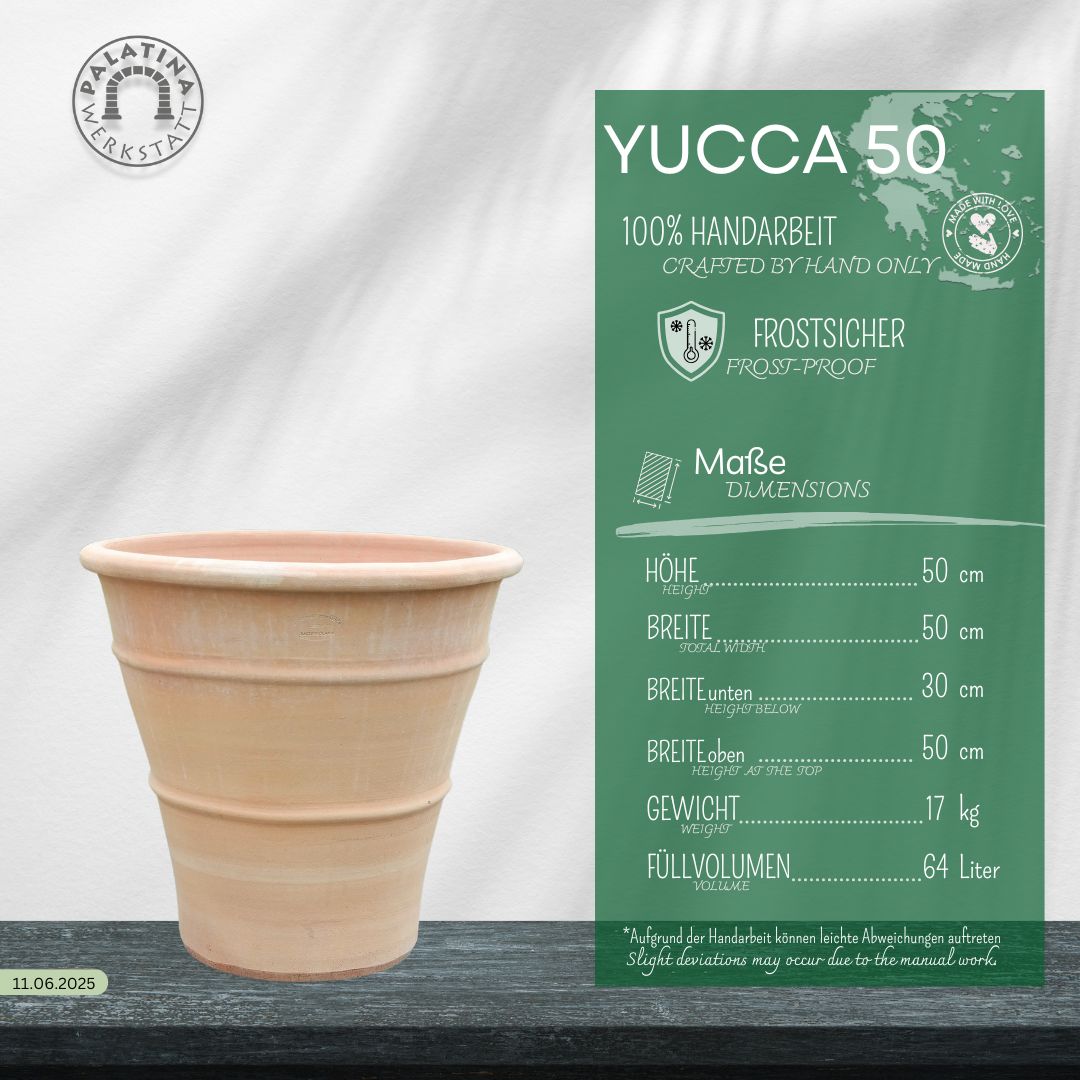 Das winterharte Terrakotta-Pflanzgefäß "Yucca", H=50 cm, Ø oben 50 cm, unten 30 cm, 64 l, steht neben einer grünen Info-Karte: handgefertigt, frostfest und ideal für Yucca.