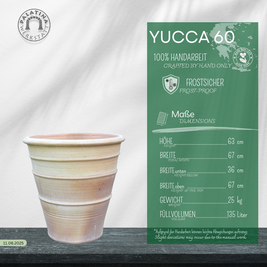 Ein hellbeiger, winterfester Terrakotta-Blumenkübel groß "Yucca", H=60 cm, wird neben einer grünen Infotafel mit weißem Text über seine handwerkliche Qualität, Frostsicherheit, Yucca-Eignung und sein großes Fassungsvermögen gezeigt.