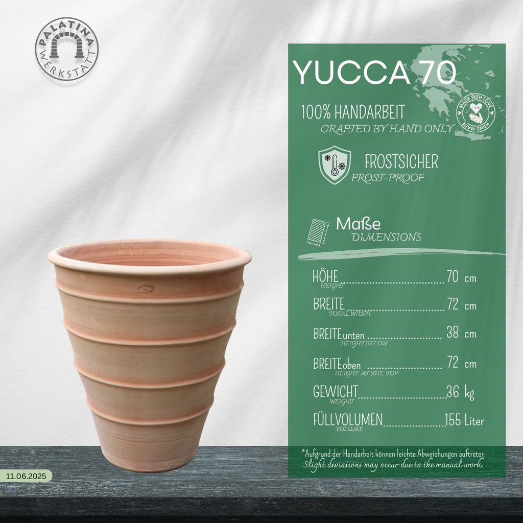 Ein Terrakotta-Pflanzgefäß "Yucca", H=70 cm, steht neben einer grünen Infotafel, auf der seine Eigenschaften aufgelistet sind: handgefertigt, frostsicher und "YUCCA 70" mit Abmessungen in Zentimetern. Das Markenlogo erscheint in der linken oberen Ecke.