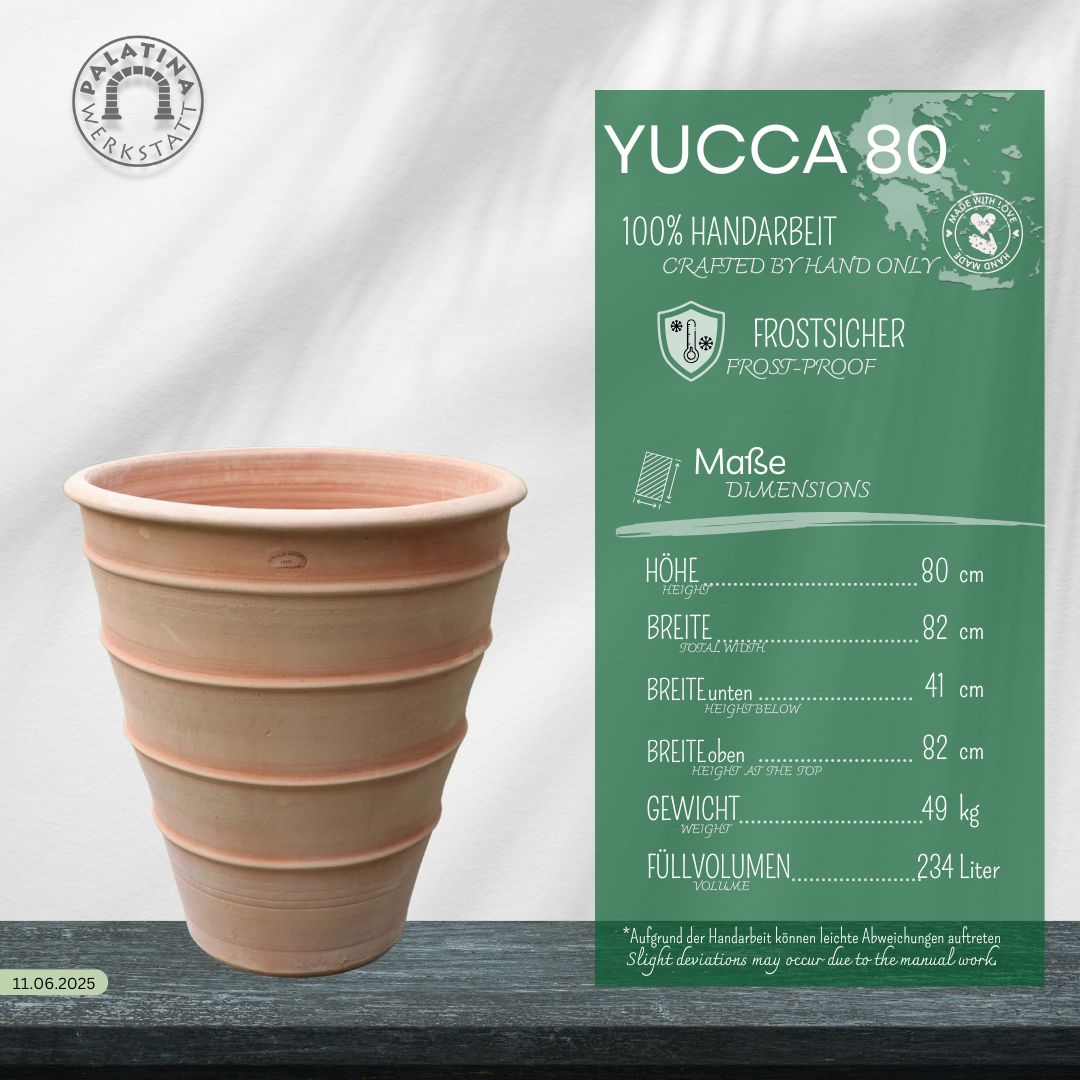 Der Terracotta Blumenkübel gross "Yucca" (H=80 cm) ist ein handgefertigter, frostsicherer, grosser Pflanzkübel mit spitz zulaufendem, geriffeltem Design, abgebildet neben einer grünen Informationstafel mit der Auflistung der Eigenschaften und dem Schriftzug "YUCCA 80" auf Deutsch.