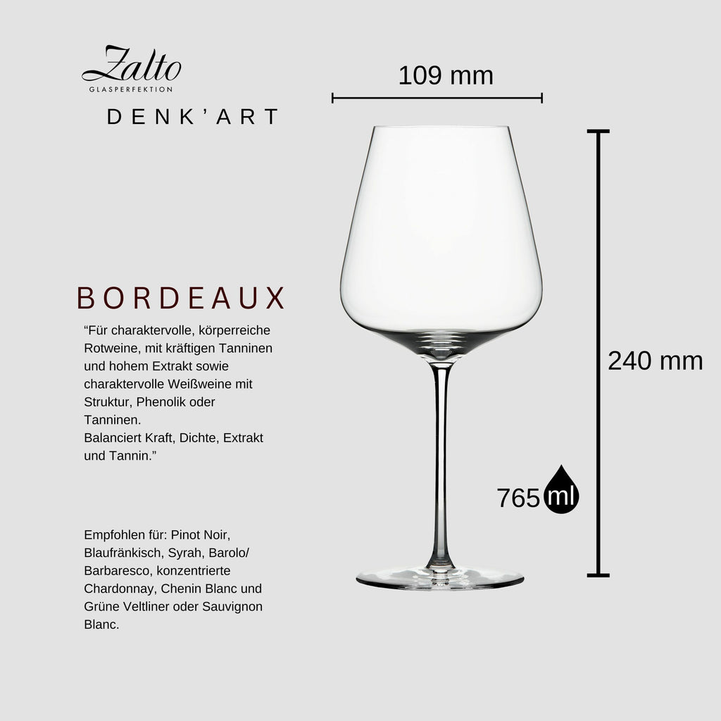 Abgebildet ist ein klares Weinglas aus der Zalto DENK’ART Bordeaux Kollektion. Das Glas hat eine Höhe von 240 mm, einen Randdurchmesser von 109 mm und ein Fassungsvermögen von 765 ml. Der Text beschreibt in deutscher Sprache die Eignung des Glases für verschiedene Weine und seine Gestaltungsmerkmale.