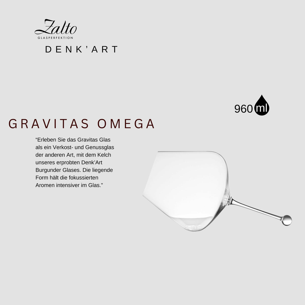 Bild eines Zalto Denk'Art Gravitas Omega Weinglases. Das Glas liegt elegant auf der Seite und wird von einem kleinen Fuß gestützt. Die Beschriftung auf Deutsch beschreibt das verbesserte Geschmackserlebnis mit konzentrierten Aromen. Das Fassungsvermögen wird mit 960 ml angegeben.