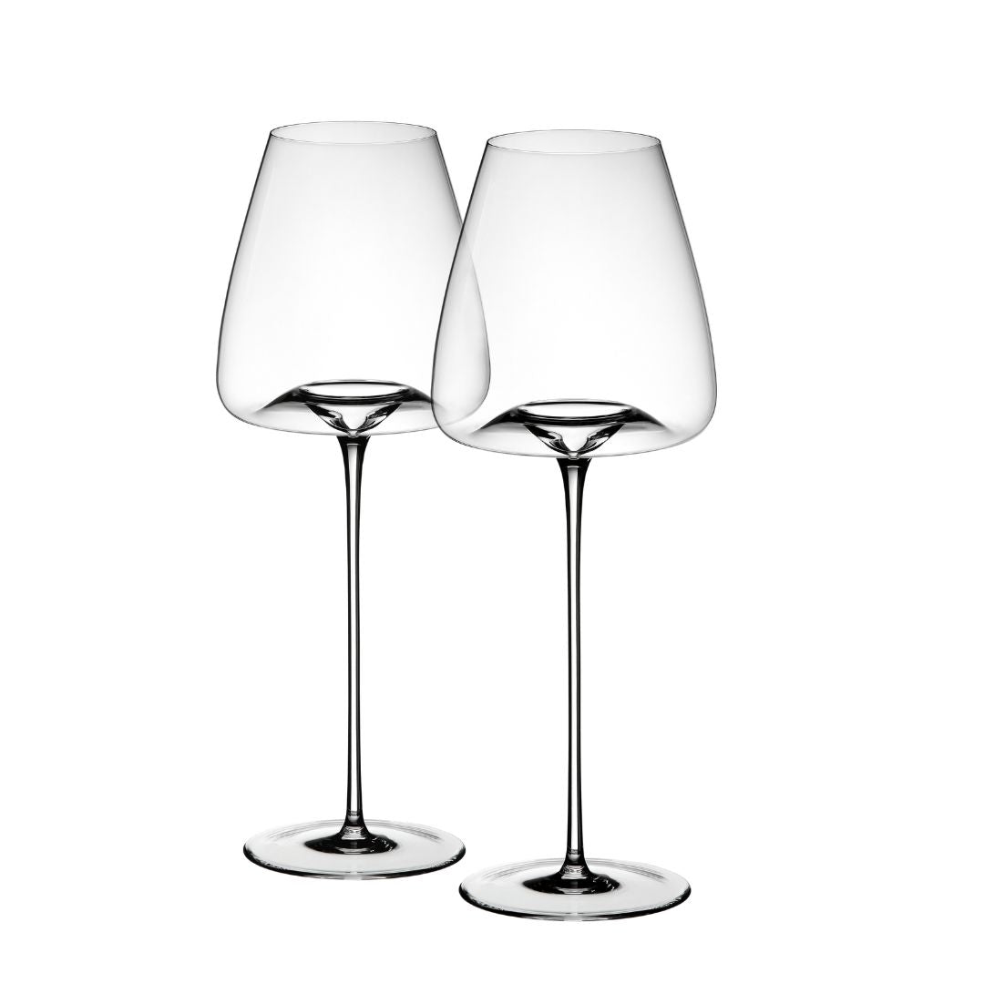 Zwei klare, leere Zieher Weinglas "Straight" - VISION-Serie, konzipiert für authentischen Riesling & Sauvignon Genuss mit hohen Stielen und breiten Schalen, stehen nebeneinander auf weißem Hintergrund.