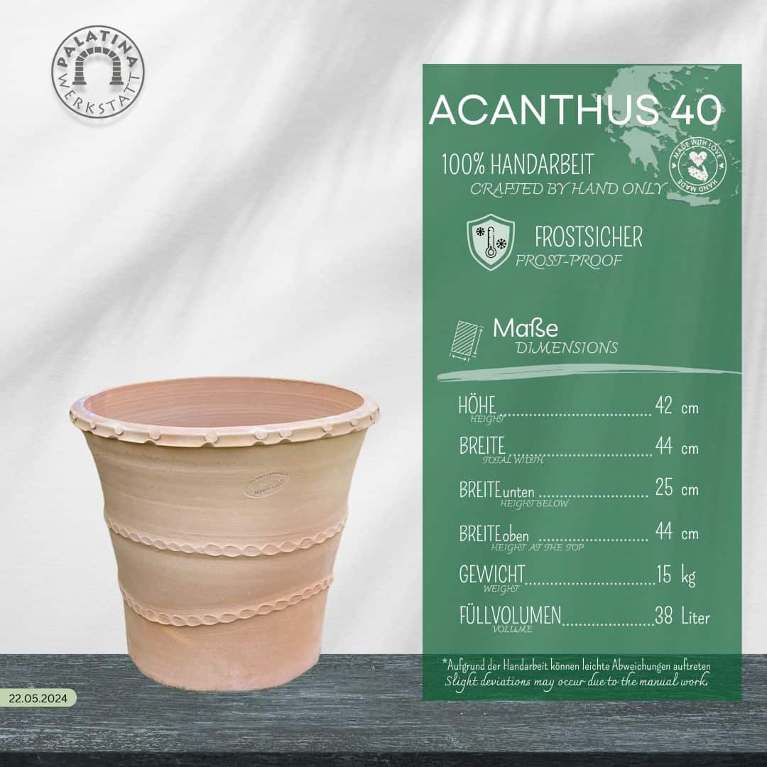Ein hellbrauner Terrakotta-Pflanzkübel "Acanthus", H=40 cm, steht neben einer grünen Infotafel, die seine handgefertigten, frostsicheren Qualitäten und seine deutsche Größe hervorhebt: Höhe 40 cm und Volumen 38 Liter.