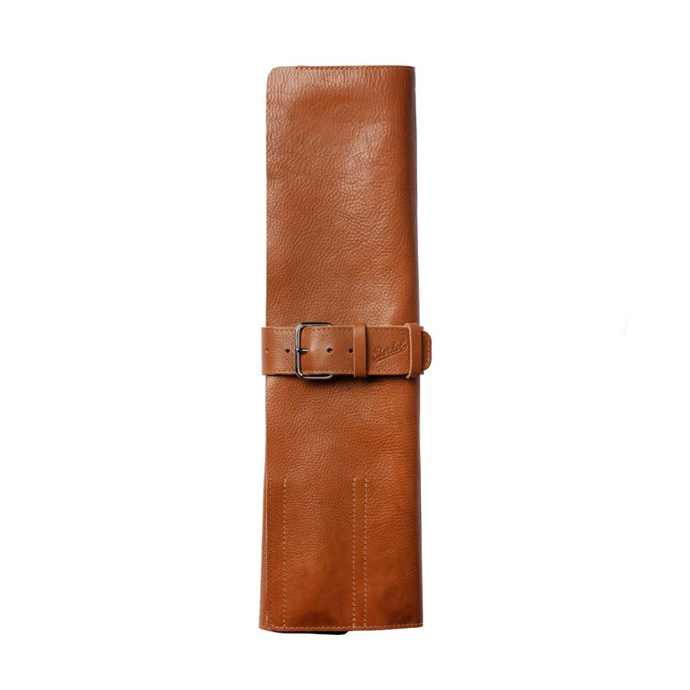 Die Berkel Messertasche, eine aufgerollte braune Ledertasche mit passendem Riemen und Metallschnalle, steht aufrecht auf weißem Grund.