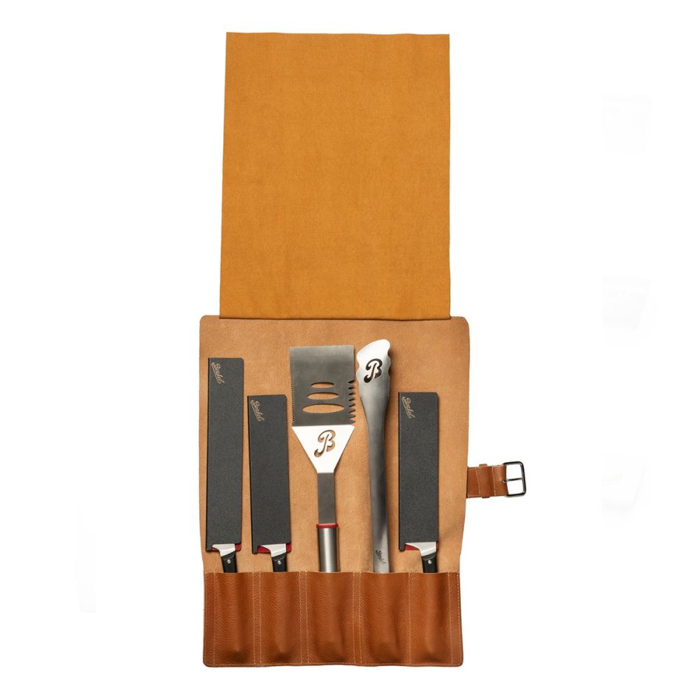 Die Berkel Messertasche ist eine braune Ledertasche mit einzelnen Schlitzen, die einen Pfannenwender, eine Gabel und zwei Messer enthält. Das Set aus vier Grillwerkzeugen wird mit teilweise geöffneter Tasche präsentiert.