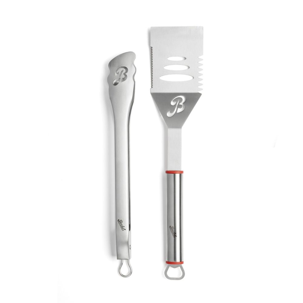 Das Berkel BBQ-Set, abgebildet auf weißem Hintergrund, umfasst eine Edelstahlzange und einen Pfannenwender - beide mit einer "B"-Aussparung und geschlungenen Griffen. Der Pfannenwender hat rote Griffakzente.
