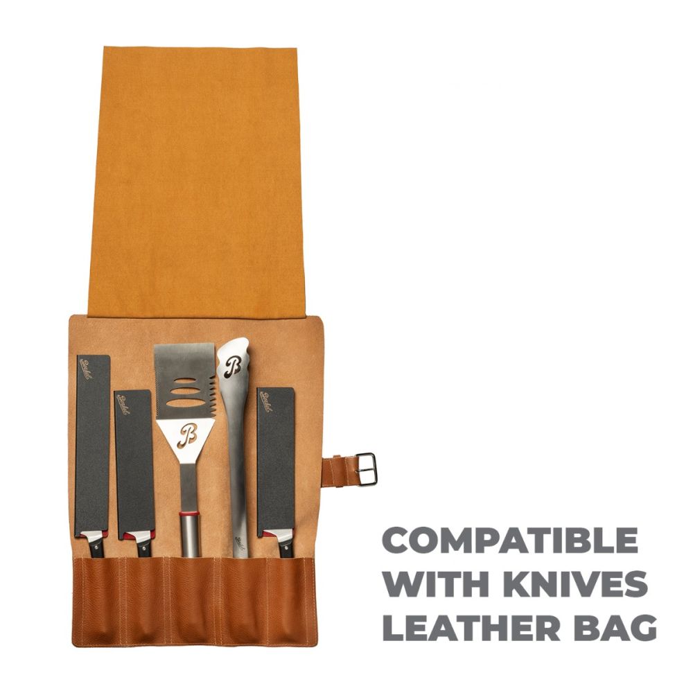 Offene Berkel BBQ-Set-Tasche aus braunem Leder mit vier Grillwerkzeugen - Messer, Gabel, Pfannenwender und Zange -, die jeweils in einem eigenen Fach untergebracht sind. Der Text lautet "COMPATIBLE WITH KNIVES LEATHER BAG" auf weißem Hintergrund.