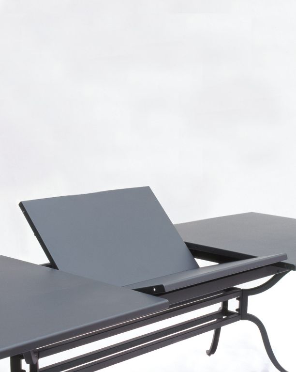 Ein dunkelgrauer, multifunktionaler Tisch Toscana rechteckig 220 cm mit verstellbarer Mittelplatte. Die rechteckige Tischplatte kann für verschiedene Verwendungszwecke in verschiedene Winkel eingestellt werden. Mit seinen schlanken, modernen Linien und stabilen Stützstrukturen hebt sich dieses von der Toskana inspirierte Design von einem schlichten weißen Hintergrund ab.