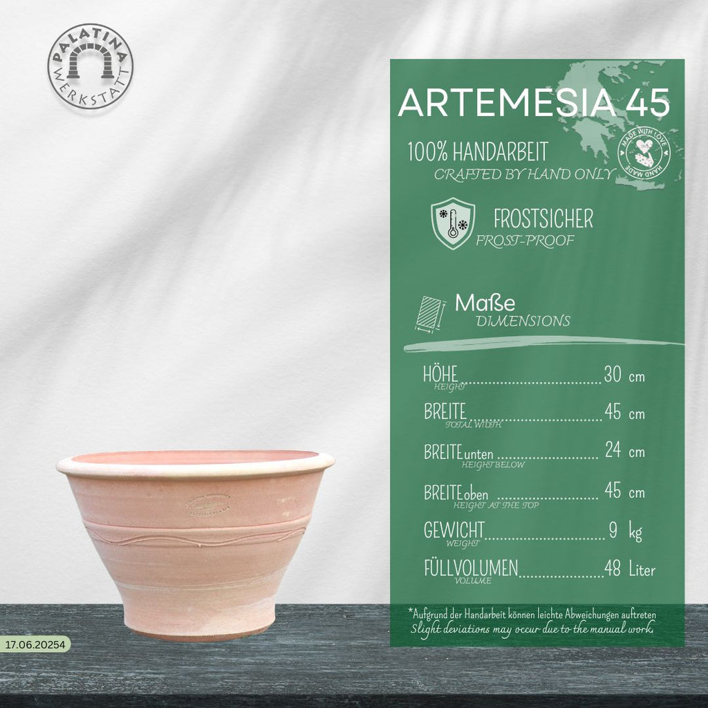 Ein Terracotta-Pflanztopf "Artemesia", B=45cm, steht auf einer dunklen Fläche mit einer grünen Infotafel, die auf seine handgefertigte Qualität und Frostsicherheit hinweist, 30cm hoch, 45cm breit und 48L Inhalt.